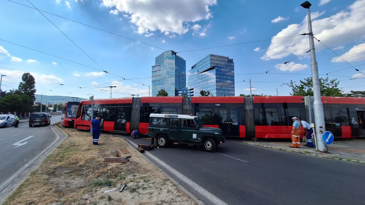 električka Bratislava vykoľajenie