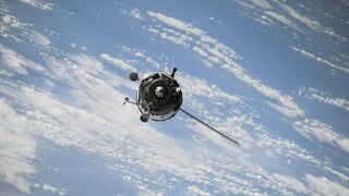Štyri ruské satelity a jedna západná družica, ktorá pomáha Ukrajine. Vo vesmíre sa odohral znepokojujúci manéver