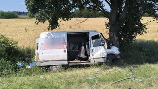 Nehoda na Záhorí: Po náraze dodávky do stromu na ceste sa zranilo šesť ľudí. Dvoch transportoval vrtuľník