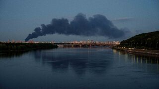 Útoky neutíchajú. Ukrajinské drony zasiahli dve ruské rafinérie, Moskva mierila na Kyjev