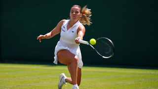 Wimbledon: Finalistka Roland Garros sa lúči hneď v 1. kole, Paul stratil iba štyri hry