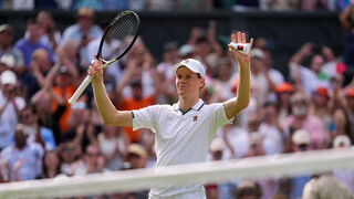 Wimbledonský šampión sa nadrel hneď v prvom kole. Sinner otočil päťsetový boj, Rubľov balí po tajbrejku