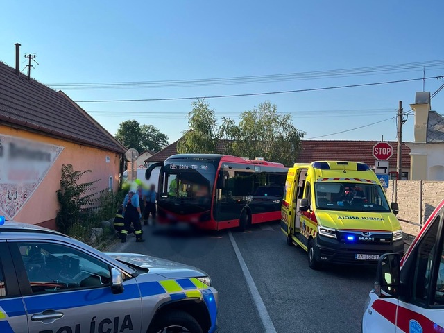 Autobus vo Vajnoroch zrazil chodkyňu, zraneniam na mieste podľahla. Roľnícka ulica je kvôli nehode neprejazdná
