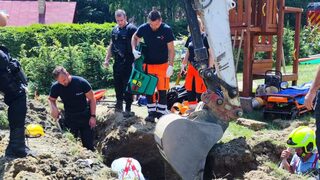 Horskí záchranári pomáhali zavalenému mužovi. Po vyslobodení ho previezli do nemocnice