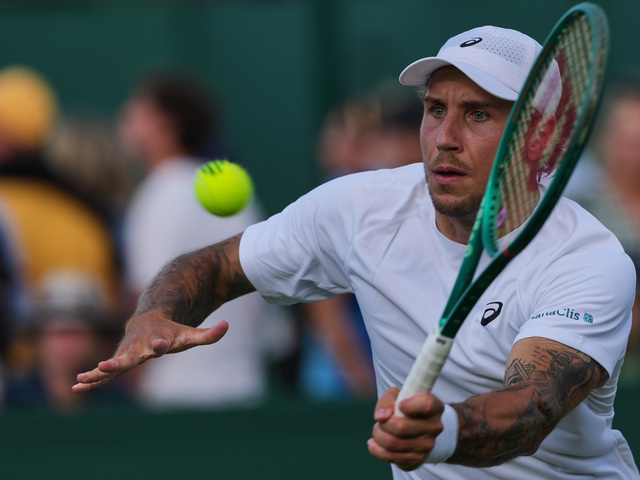 Jediný Slovák vo wimbledonskej dvojhre vedie, no musí čakať. Molčanov duel odložili pre tmu