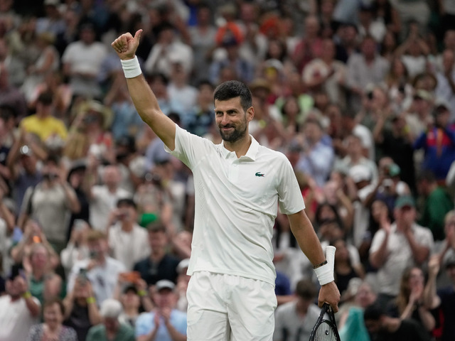 Djokovič na Wimbledone žiari. V šlágri druhého kola hladko vyprevadil z kurtu nebezpečného Stefanosa Tsitsipasa