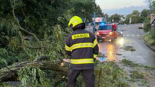 FOTO: Slovensko pod náporom živlov. Hasiči museli v stredu zasahovať pri takmer dvesto prípadoch, najviac na západe