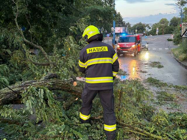 FOTO: Slovensko pod náporom živlov. Hasiči museli v stredu zasahovať pri takmer dvesto prípadoch, najviac na západe