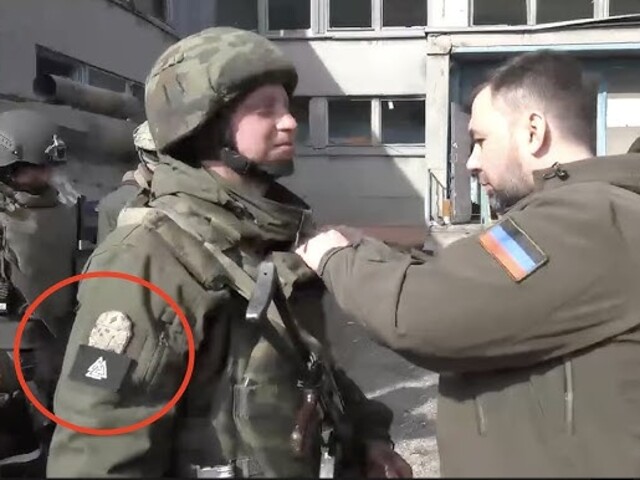 Bojujú Rusi proti nacizmu, alebo ho majú v radoch armády? Velenie zúri pre nacistické nášivky a trestá vojakov