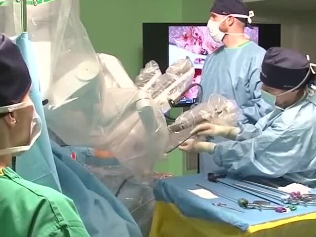 Slovenská medicína píše históriu. Lekári v Banskej Bystrici úspešne vykonali prvú robotickú operáciu pečene u dieťaťa
