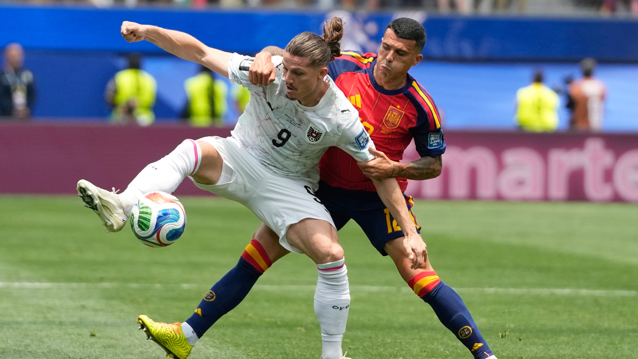 Futbalista Španielska Pedro Porro (vpravo) a hráč Rakúska Marcel Sabitzer bojujú o loptu v šestnásťfinálovom zápase Španielsko - Rakúsko na majstrovstvách sveta vo futbale v americkom Inglewoode vo štvrtok 2. júla 2026. 