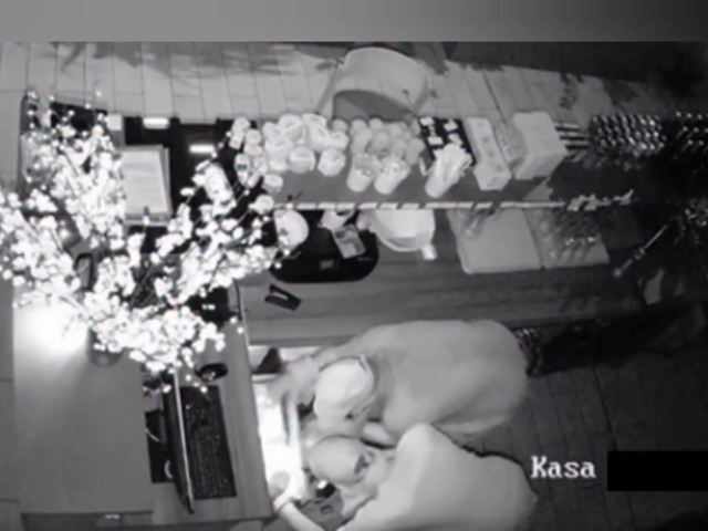 VIDEO: Polícia pátra po zlodejoch z trnavskej reštaurácie. Páchateľov zachytila kamera, jeden z nich si zložil šiltovku