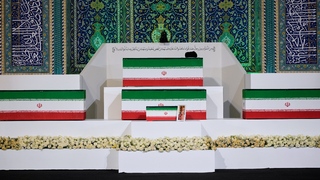 Irán chystá najväčší pohreb vo svojich dejinách. Pri rakve Chameneího visia červené vlajky pomsty