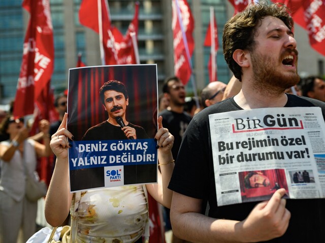 Vtipy o Erdoganovi ho dostali za mreže. Tureckého komika poslali do väzby po virálnom stand-upe
