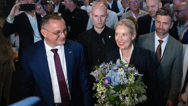 Na snímke Alice Weidelová drží kyticu kvetov po jej opätovnom zvolení za spolupredsedníčku strany Alternatíva pre Nemecko (AfD) počas dvojdňového zjazdu opozičnej strany Alternatíva pre Nemecko (AfD)