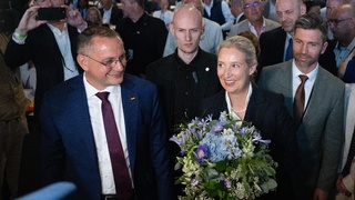 AfD potvrdila svoje vedenie, do ulíc Erfurtu vyšli desaťtisíce ľudí. Strana chce po víťazstve v prieskumoch vládnuť
