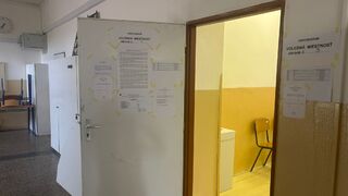 Priebeh referenda je zatiaľ bezproblémový. V Žiari nad Hronom však museli vymeniť člena komisie pod vplyvom alkoholu