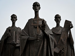 Bronzové súsošie sv. Cyrila, Metoda a Gorazda na Bratislavskom hrade cyril a metod