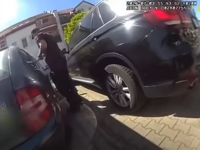 VIDEO: Polícia prišla do jednej minúty. Hliadka rozbila okno zamknutého auta, aby zachránila polročné bábätko