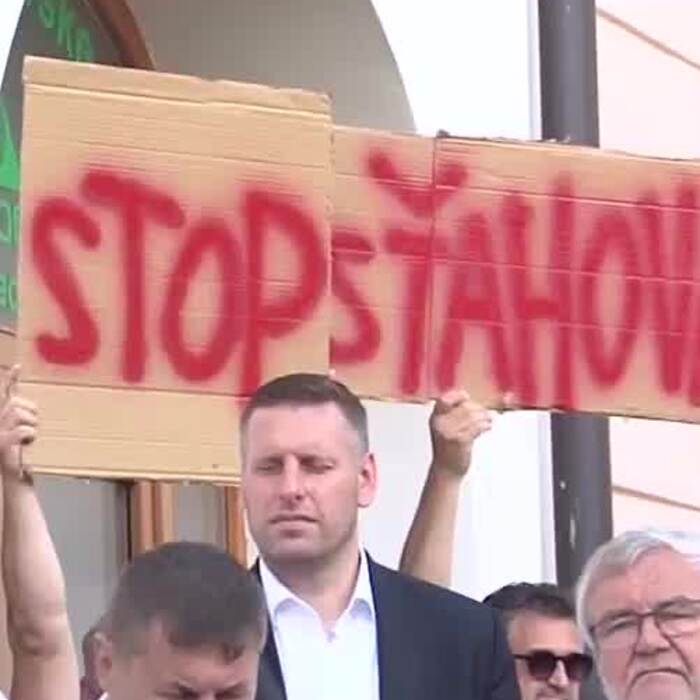 LED-cela-BB-STAHOVANIE-MUZEA-PO-PROTESTOCH-ODLOZILI