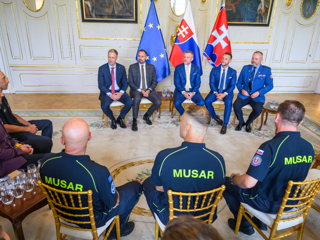 Päť dní bojovali o životy. Slovenskí záchranári sa vrátili z Venezuely, hrdinov prijal prezident