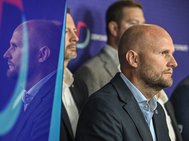 Naď otvoril dvere k spájaniu opozície. Na dvoch partnerov ukázal prstom, vraj v referende nahrali Ficovi