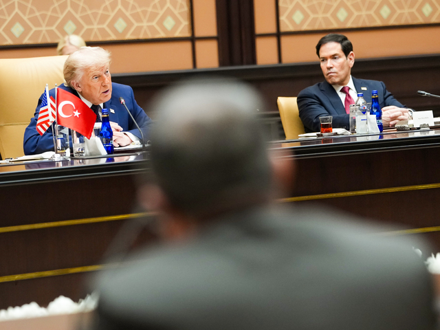 Trump na samite znovu siaha po Grónsku. Ostrov chce dostať pod kontrolu USA, hoci vie, že by tým poškodil NATO