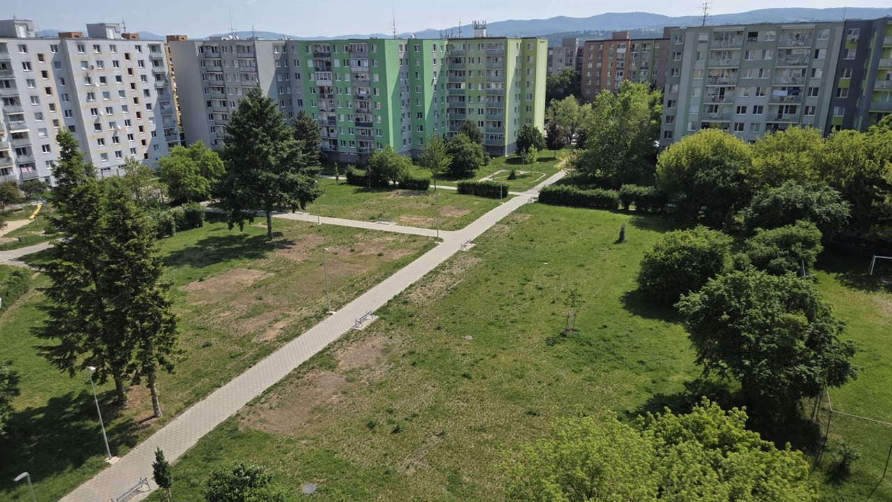 Na piešťanskom sídlisku vyrastie  atraktívny areál s novými stromami a kvitnúcimi lúkami.jpg