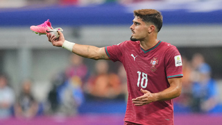 Záhada deravých kopačiek je vyriešená. Nejde o módny trend šampionátu, futbalisti ich režú zámerne