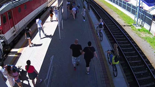 Stanica nie je cyklotrasa. Bicykle aj kolobežky ohrozujú cestujúcich, hrozia prísnejšie kontroly