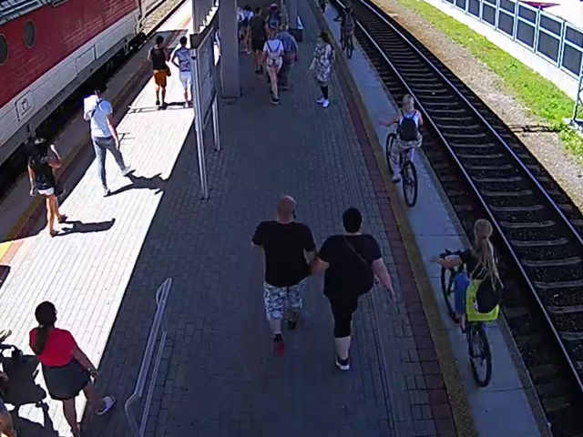Stanica nie je cyklotrasa. Bicykle aj kolobežky ohrozujú cestujúcich, hrozia prísnejšie kontroly