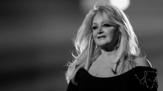Hudobný svet prišiel o nezameniteľný chrapľavý hlas. Legendárna speváčka Bonnie Tyler nečakane zomrela