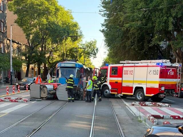 VIDEO: Nehoda, ktorú nevidíte každý deň. Zametacie vozidlo vošlo do cesty električke, vodič je v nemocnici