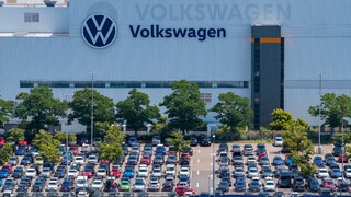 Štyrom závodom Volkswagenu hrozí zatvorenie. Kretschmer žiada istotu pre zamestnancov