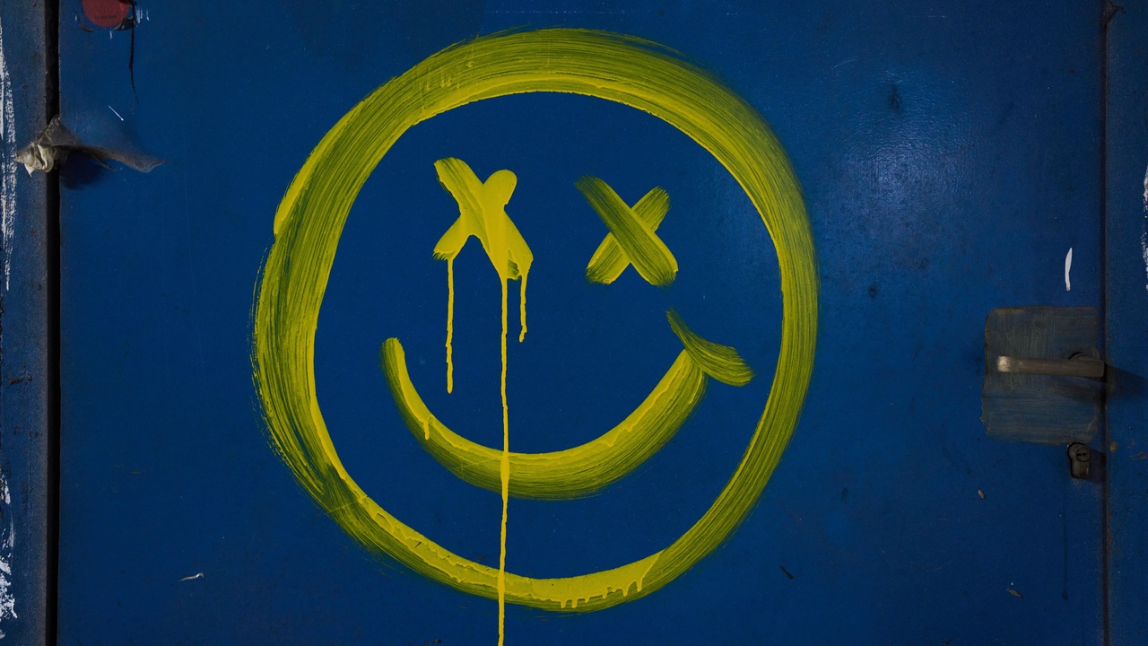 podzemny bunker smajlik grafiti