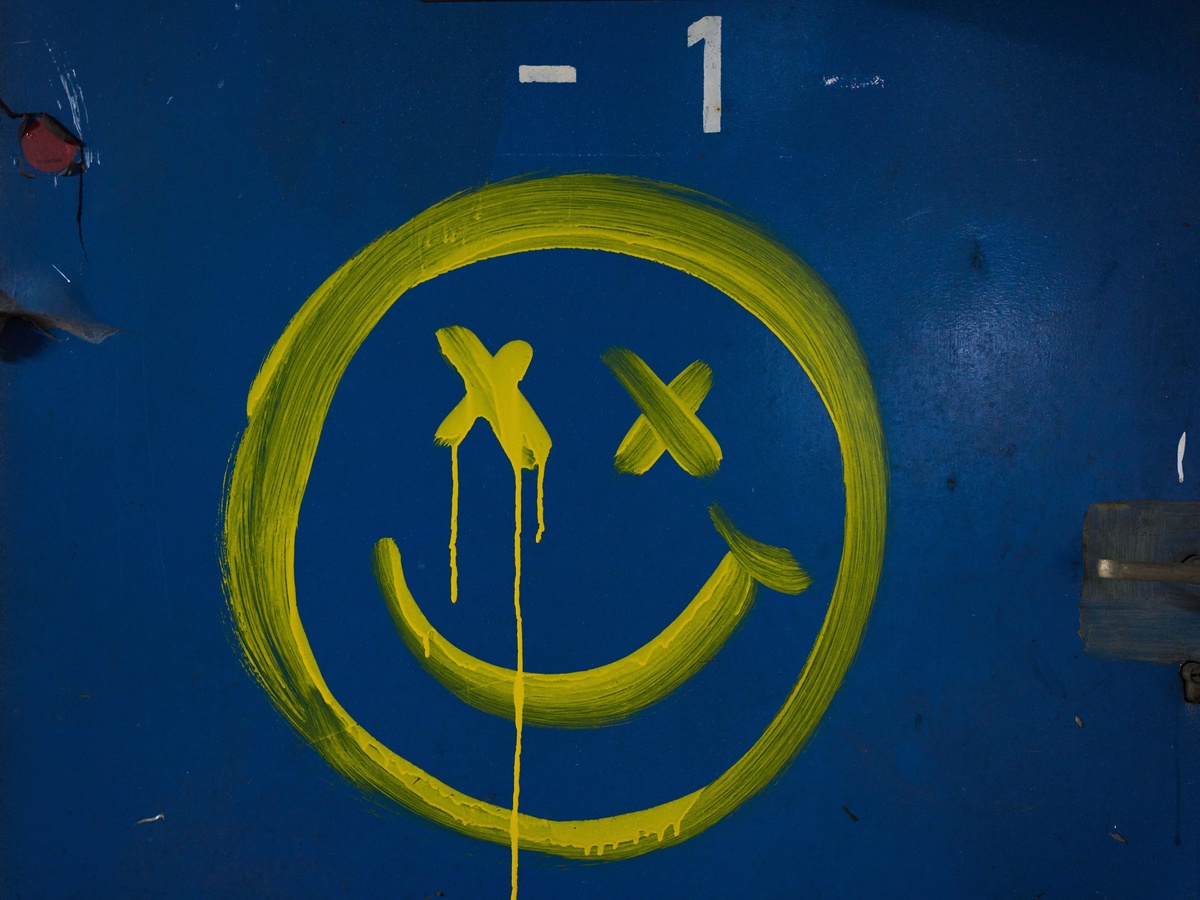 podzemny bunker smajlik grafiti