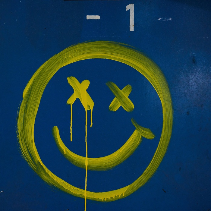podzemny bunker smajlik grafiti