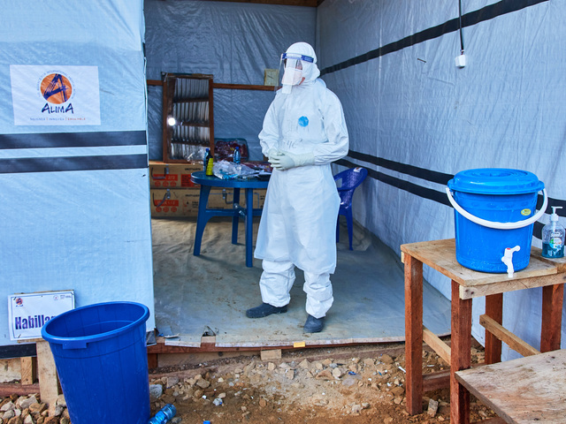 Epidémia eboly v Kongu naberá na sile, počet potvrdených prípadov vzrástol takmer na 2 000. Zomrelo 702 ľudí