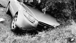 Auto bez brzdenia vyletelo z cesty a vrazilo do betónového múru. Vodič po kolapse za volantom zomrel
