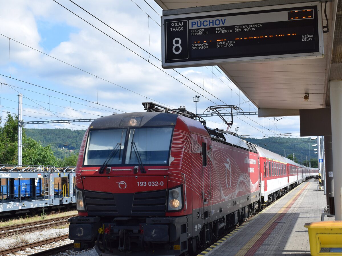 vlak stanica železničná nástupište Púchov ZSSK