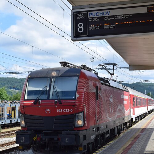 vlak stanica železničná nástupište Púchov ZSSK