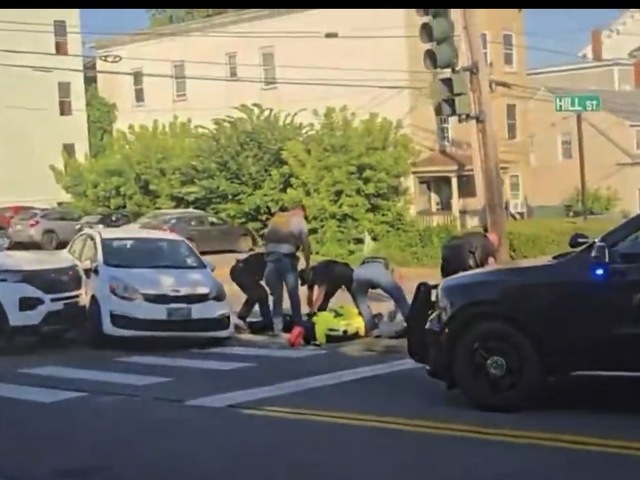 Imigračný agent v USA zastrelil muža priamo za volantom. Incident vyšetruje FBI a na mieste už vypukli protesty
