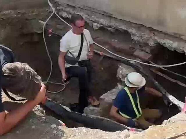 Rekonštrukcia v Žiline odhalila temnú minulosť. Pod Burianovou vežou otvorili kryptu, našli zbrane aj pozostatky ľudí