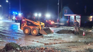 Silná búrka zatopila obec Rakúsy, vyhlásili tretí povodňový stupeň. Prúd vody zaplavil domy a podmyl cestu