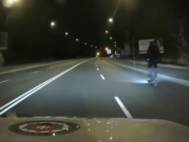 VIDEO: Mladík v Bratislave unikal policajtom stovkou na kolobežke. Šialenú jazdu stopol až náraz do kamióna