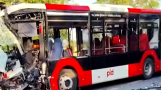 Vážna nehoda pri českých Lidiciach. Zrážka dvoch autobusov mestskej dopravy si vyžiadala sedemnásť zranených osôb