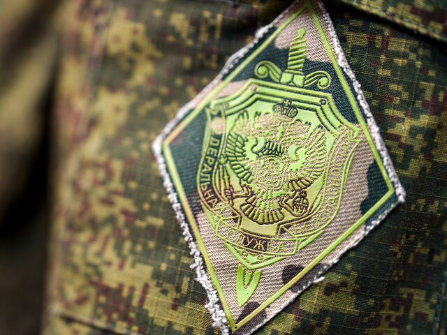 Vo Fínsku zrejme úradujú ruskí agenti. Poslanci hlásia sériu vlámaní do bytov, jeden z nich si našiel „odkaz“ v toalete