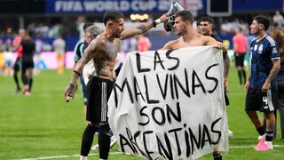 Briti zúria a dôvodom nie je prehra ani futbal. Argentínčania oslavovali s provokačným transparentom
