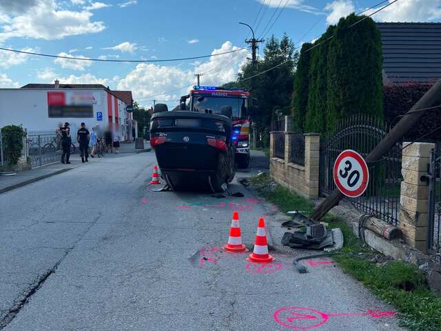 Po náraze do stĺpa z miesta nehody ušiel. Žilinskí policajti vodiča rýchlo našli a zistili, že je opitý