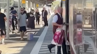 VIDEO: Nečakaná pauza rýchlovlaku v Nemecku. Minul sa toaletný papier, vlakvedúci poň odbehol do obchodu